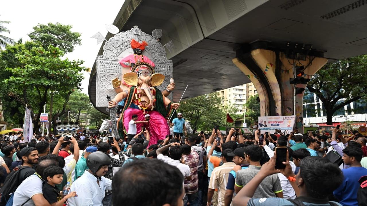 The 'Bhuleshwar cha Raja' departs from a workshop at Lalbaug