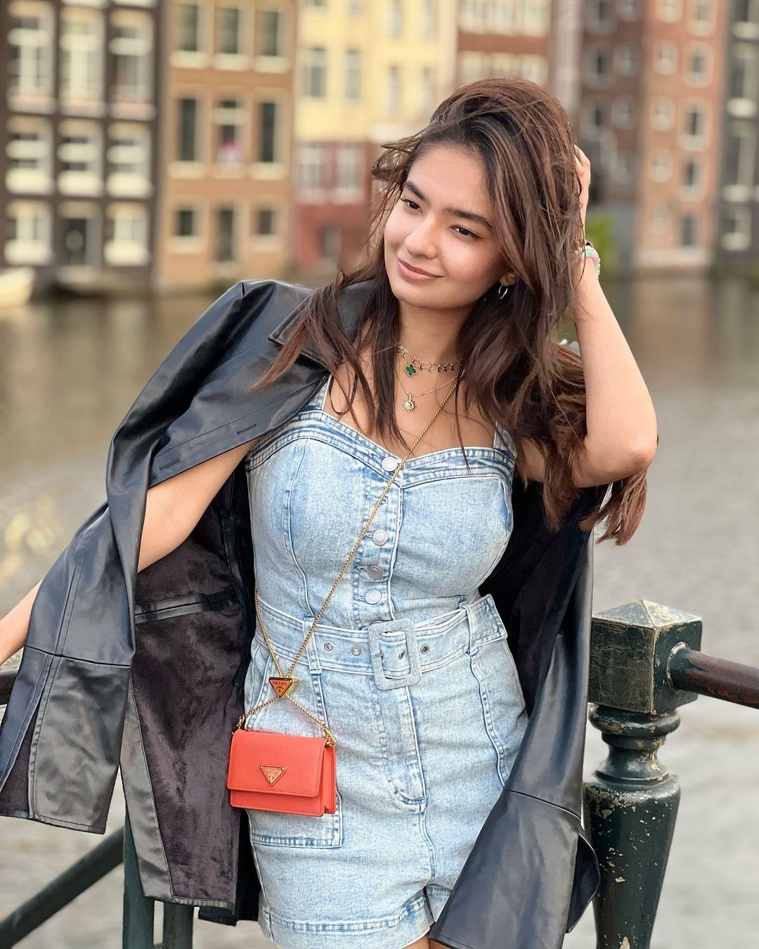 The actress left her hair open and put on minimal makeup as she explored the canals of the city