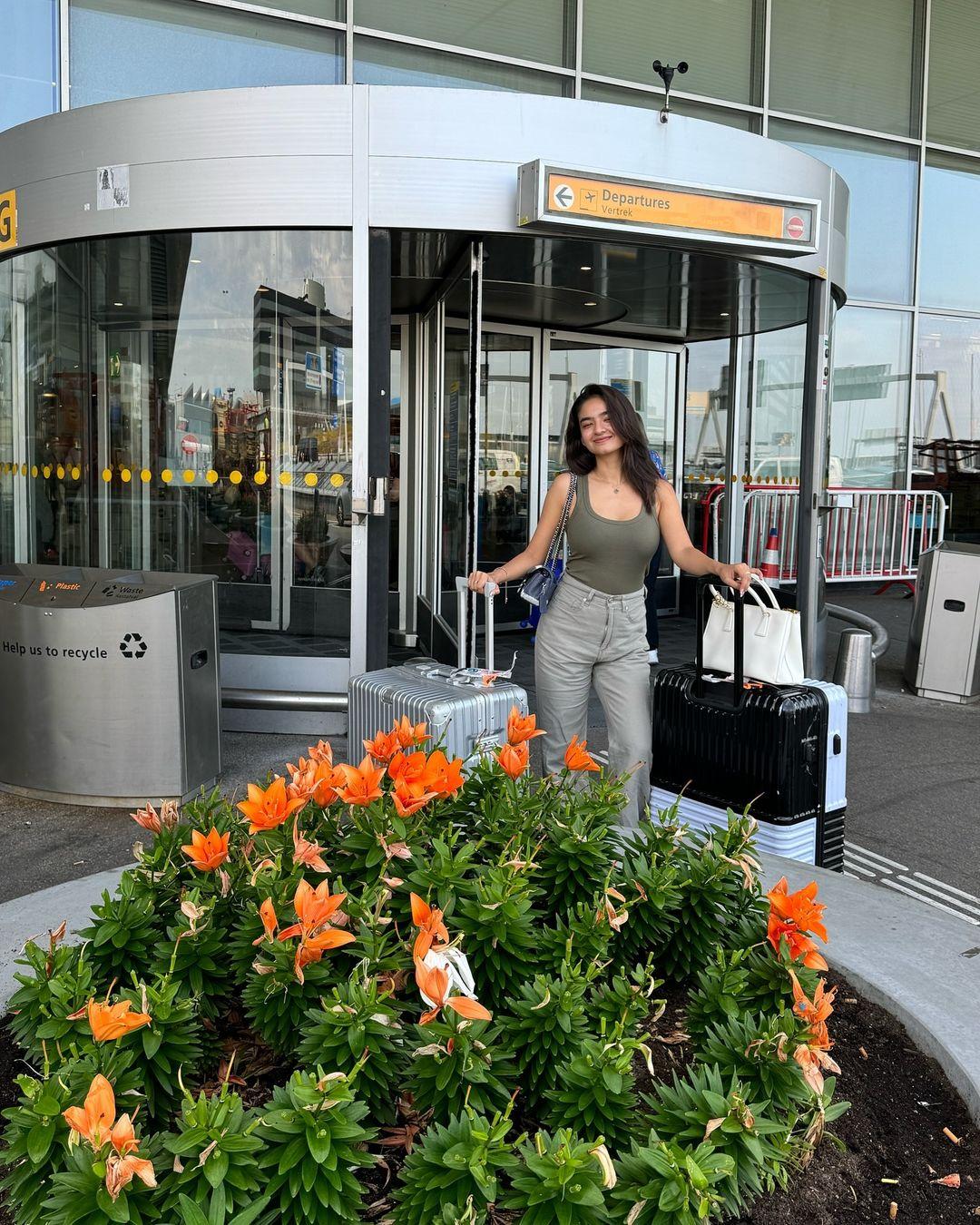 The actress slayed the look with a nude appearance and her hair left open. She also posed with her luggage as she said bye to work for the next couple of days