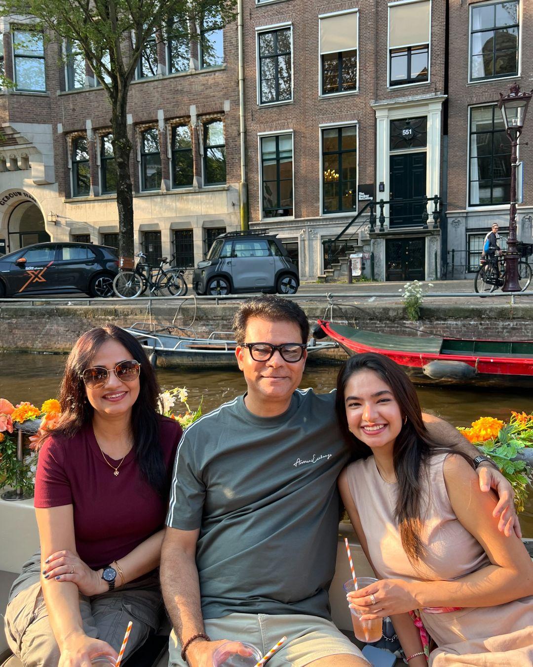In this pic, she posed with her parents as they explored the city
