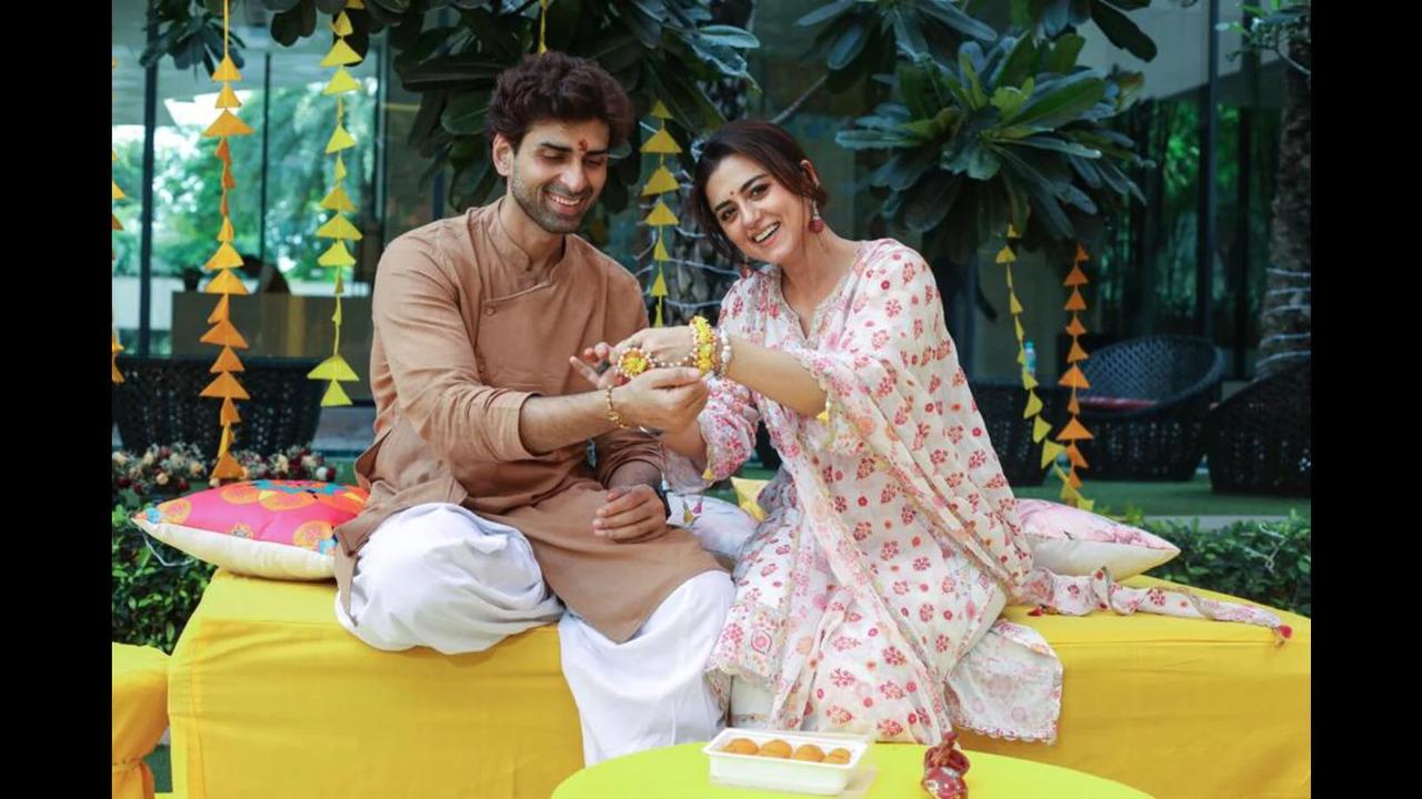 Did you know that your favourite actress from Diya Aur Baati Hum, Ridhi Dogra, is the younger sister of Iss Pyaar Ko Kya Naam Doon star Akshay Dogra?