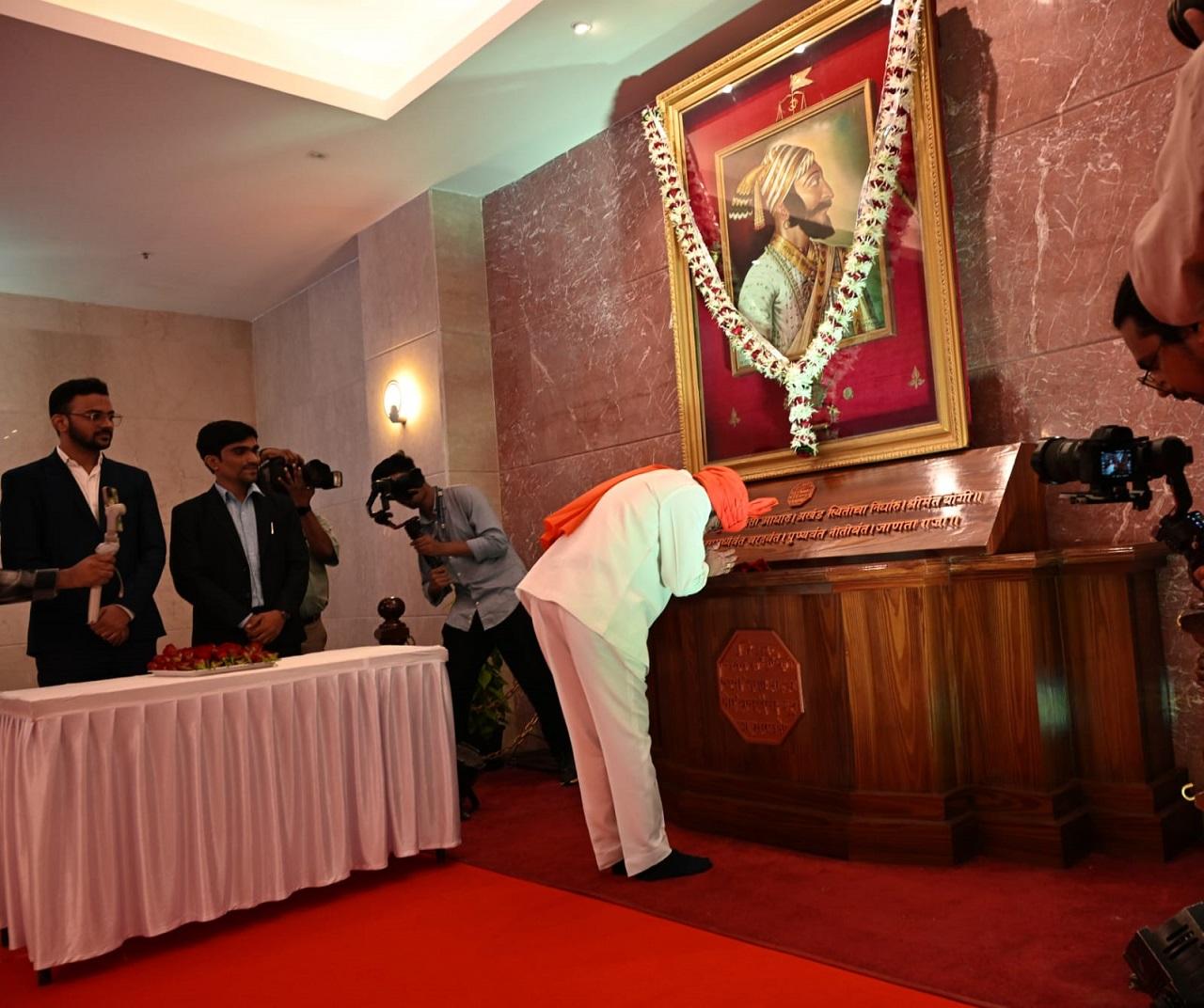 At the centre of the white band is a navy-blue wheel, which represents the Ashok Chakra, a depiction of the Dharma Chakra. Ashoka Chakra has 24 spokes, representing continuous progress