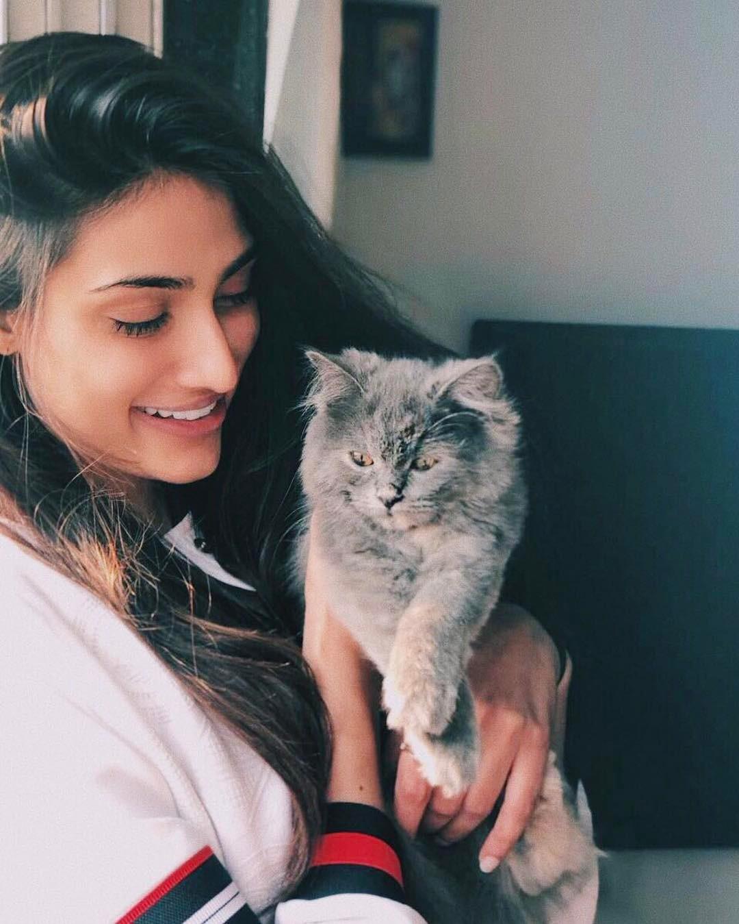 Athiya Shetty's cute baby will make you want to take her in your arms. Athiya, who is married to ace cricketer KL Rahul, has a beautiful grey cat