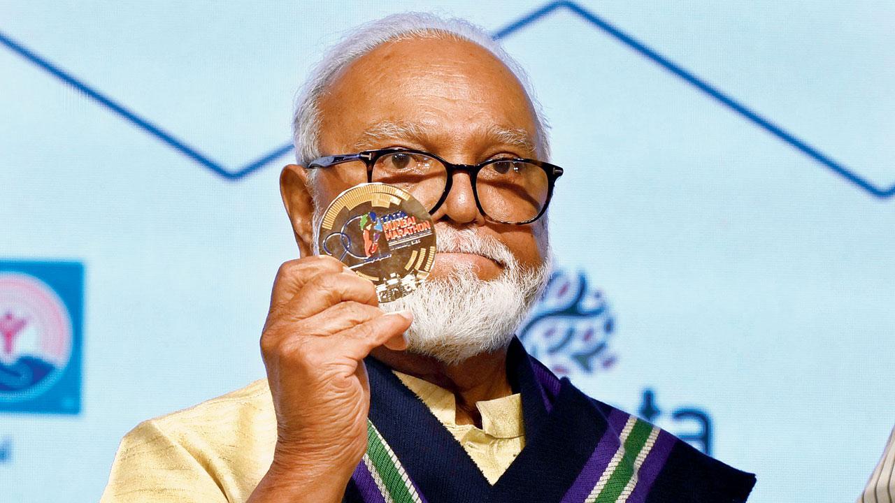 Chhagan Bhujbal with a commemorative medallion released to mark 20 years of the marathon. PIC/ASHISH RAJE