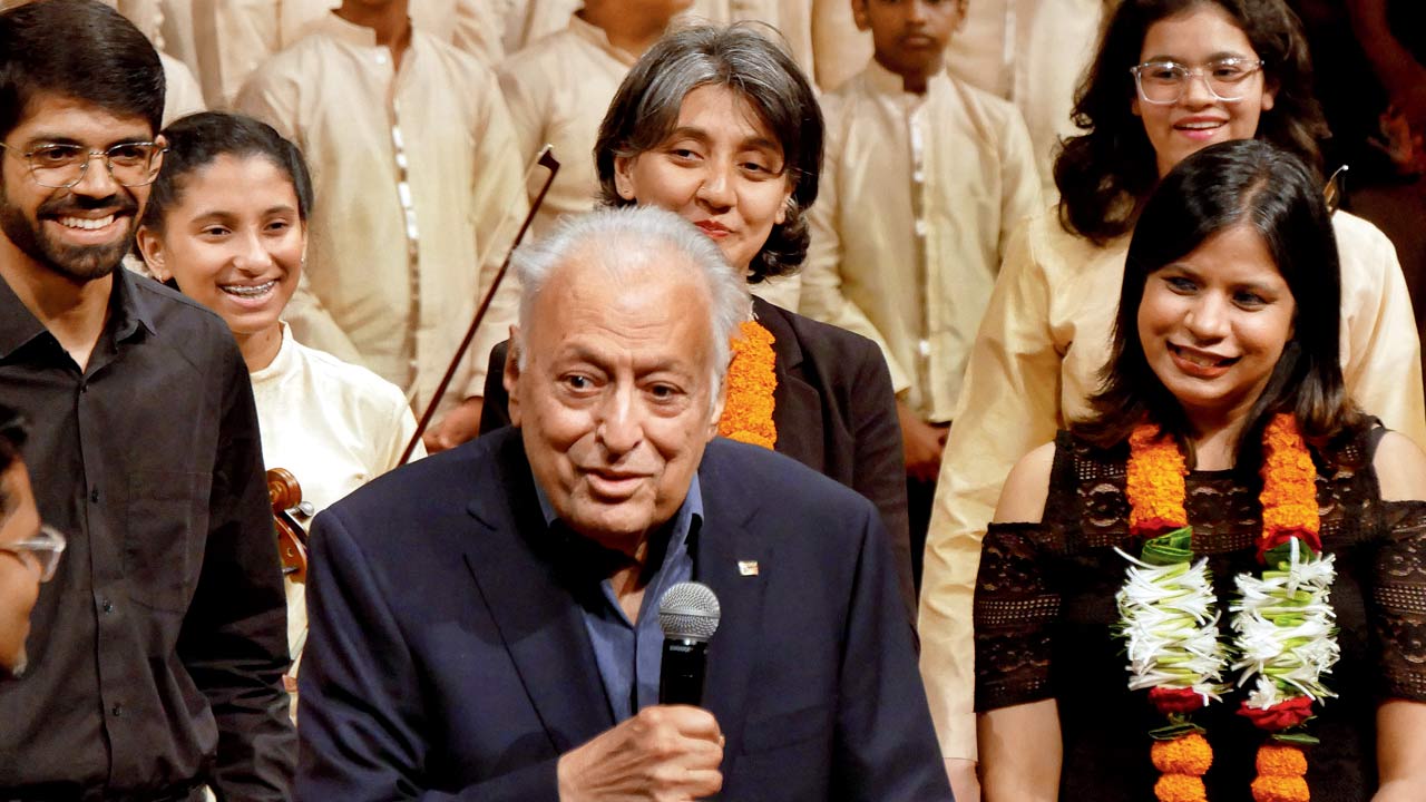  Zubin Mehta addresses the children at the NCPA concert