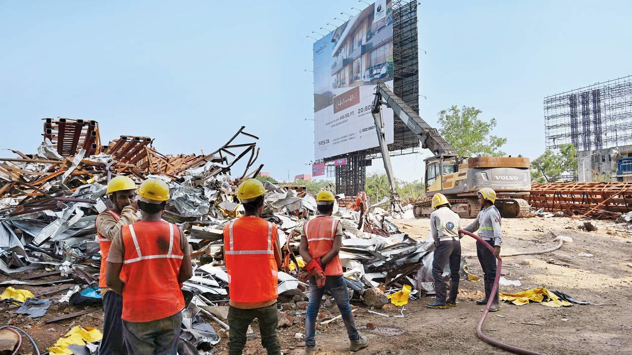 Mumbai: ‘Contractors must obtain insurance coverage based on size of hoarding’