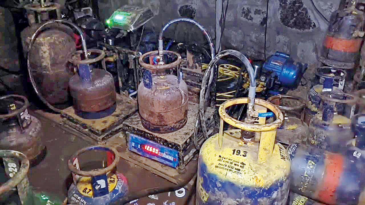 Thane: Police bust gas cylinder filling racket in Ambernath