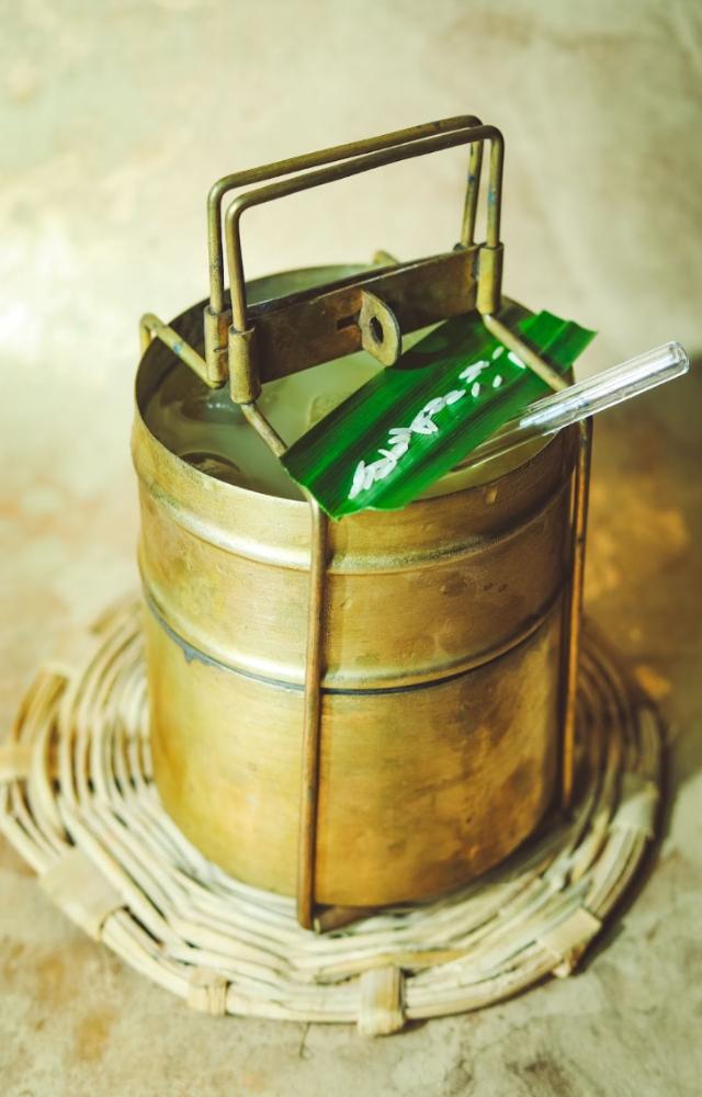 This cocktail with pandan leaf infused vodka, basmati rice, pineapple and lime pays homage to Mumbai’s rich culinary traditions and cuisines