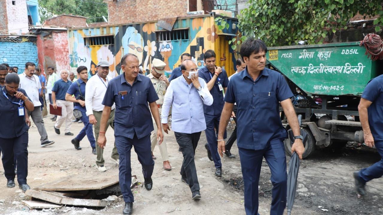 Delhi LG inspects arterial drains in Nizamuddin, calls ground reality 'shameful'