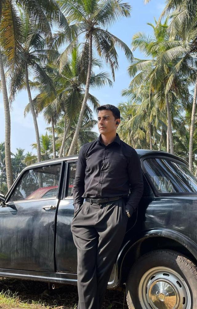 One can never go wrong with black, and Gautam proves it right