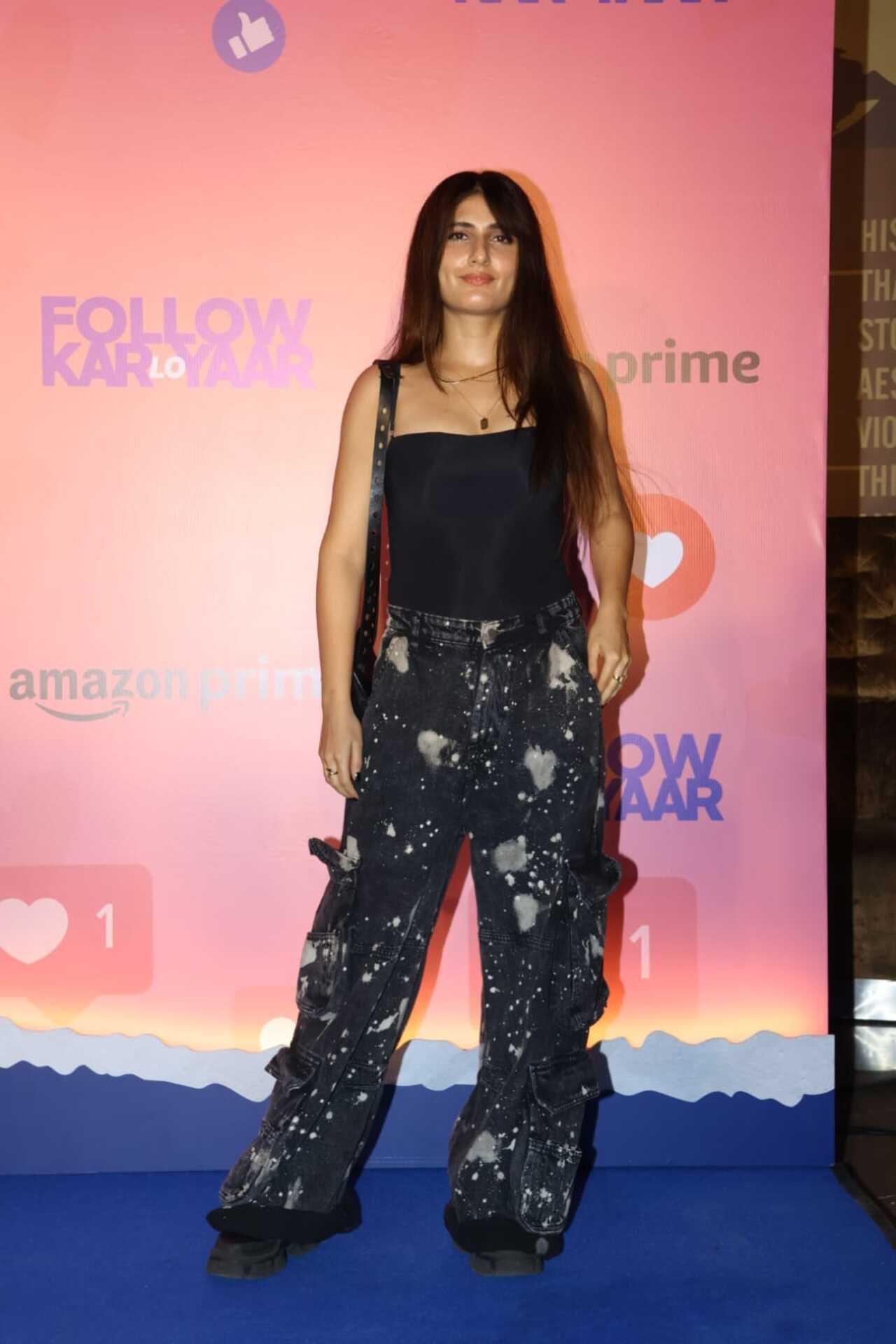 Keeping up with the fashion, the actress stunned in a tank top paired with stylish pants