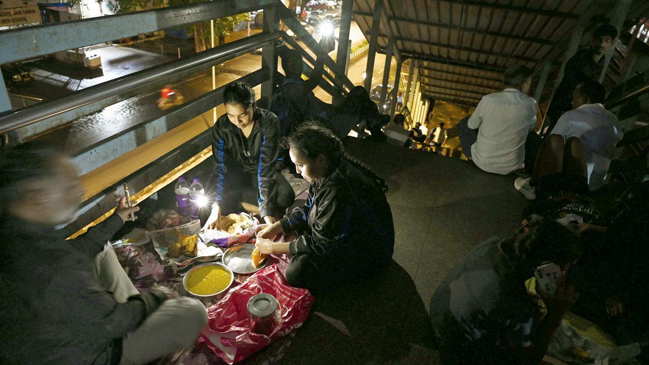 Mumbai: Women cop recruits sleeping on footpaths