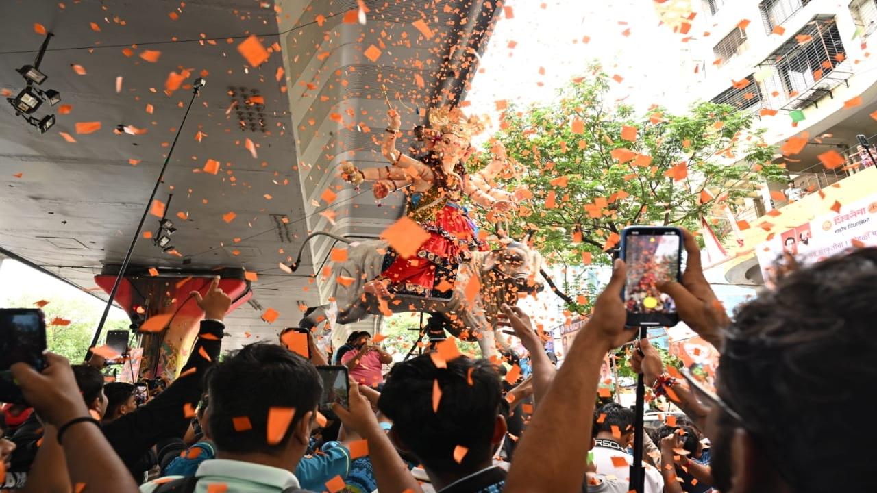 Devotees take the 'Ganeshmurti Nagarcha Maharaja' to the pandal in Colaba amid the beats of drums   