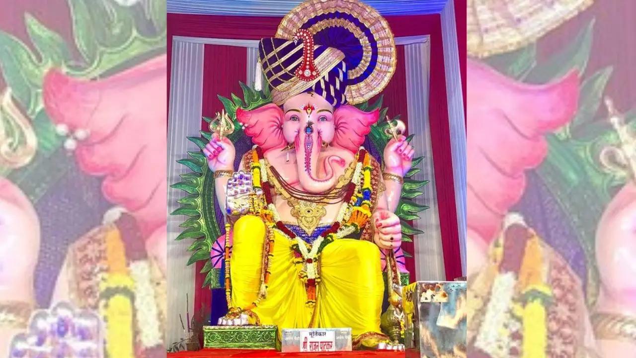 The Nikadwari Lane Sarvajanik Ganeshotsav Mandal was founded in 1928. It has been bringing the Ganpati idol, famously called Girgaon Cha Raja, for the past 96 years 