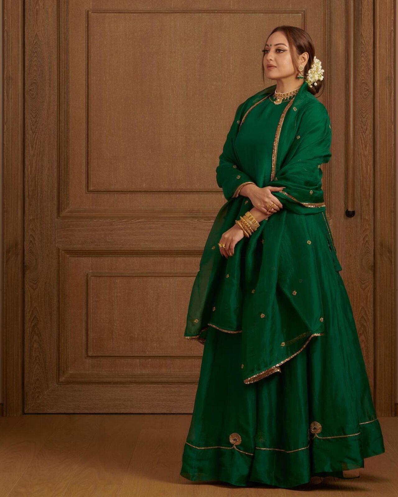 She elegantly tied her hair in a chic bun, with two hair flicks framing her face and elevating her overall look. Adding a touch of grace, the actress adorned the bun with a heavy mogra gajra