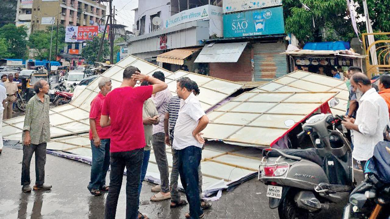 Thane: Hoarding collapse causes minor damage to vehicles in Kalyan