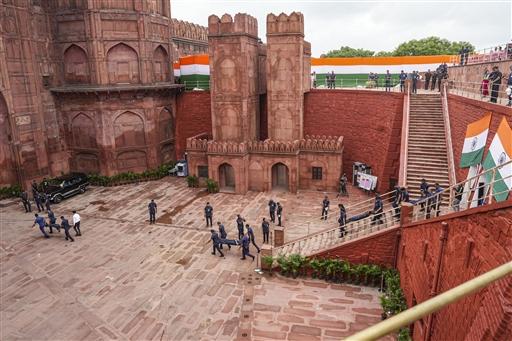  Security personnel conduct a mock drill during the rehearsal for the 78th Independence Day celebrations at Red Fort, in New Delhi, on Tuesday