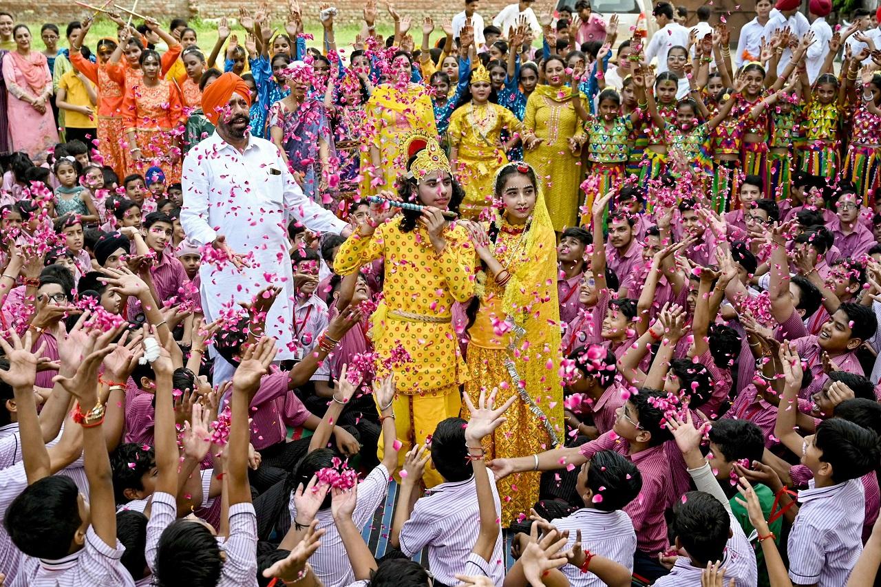 In Mumbai, morning aarti was performed at Chowpatty's ISKCON Temple