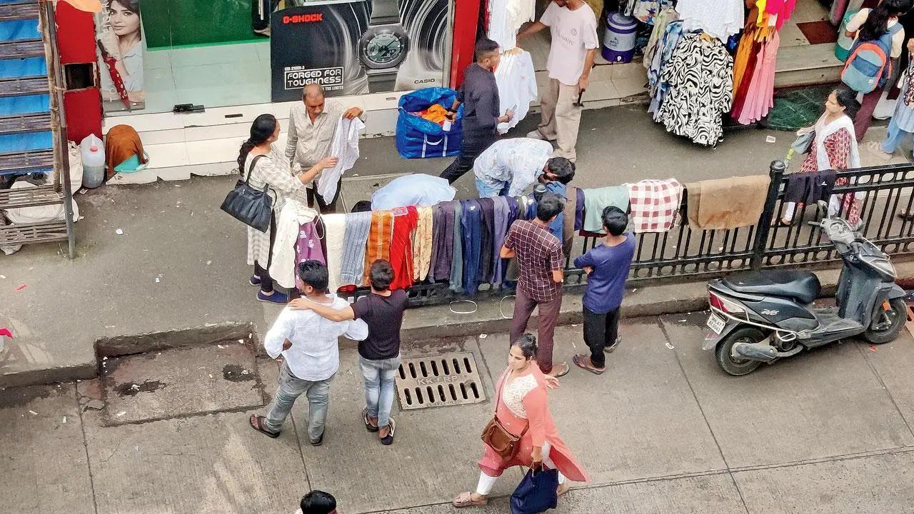 Exclusive | Mumbai: Hawkers return outside Borivli station mere hours after crackdown
The Brihanmumbai Municipal Corporation (BMC) seems to have forgotten a Bombay High Court ruling which states that an area of 100 metres from railway stations must be considered a no-hawking zone. Hawkers have returned to Borivli station and L T Road, which come under the R Central ward, after a heavy crackdown was carried out against vendors a few days ago. While the BMC claims that action is being taken against the hawkers regularly, photographic evidence and comments from the ward officer suggest that the offenders returned a few hours after the crackdown. Read more.