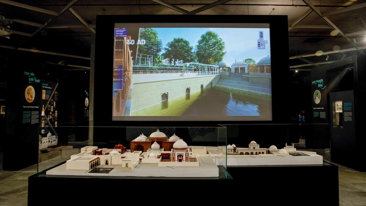 2 The dargah complex, and a scaled model showing its evolution from 14th to 19th century