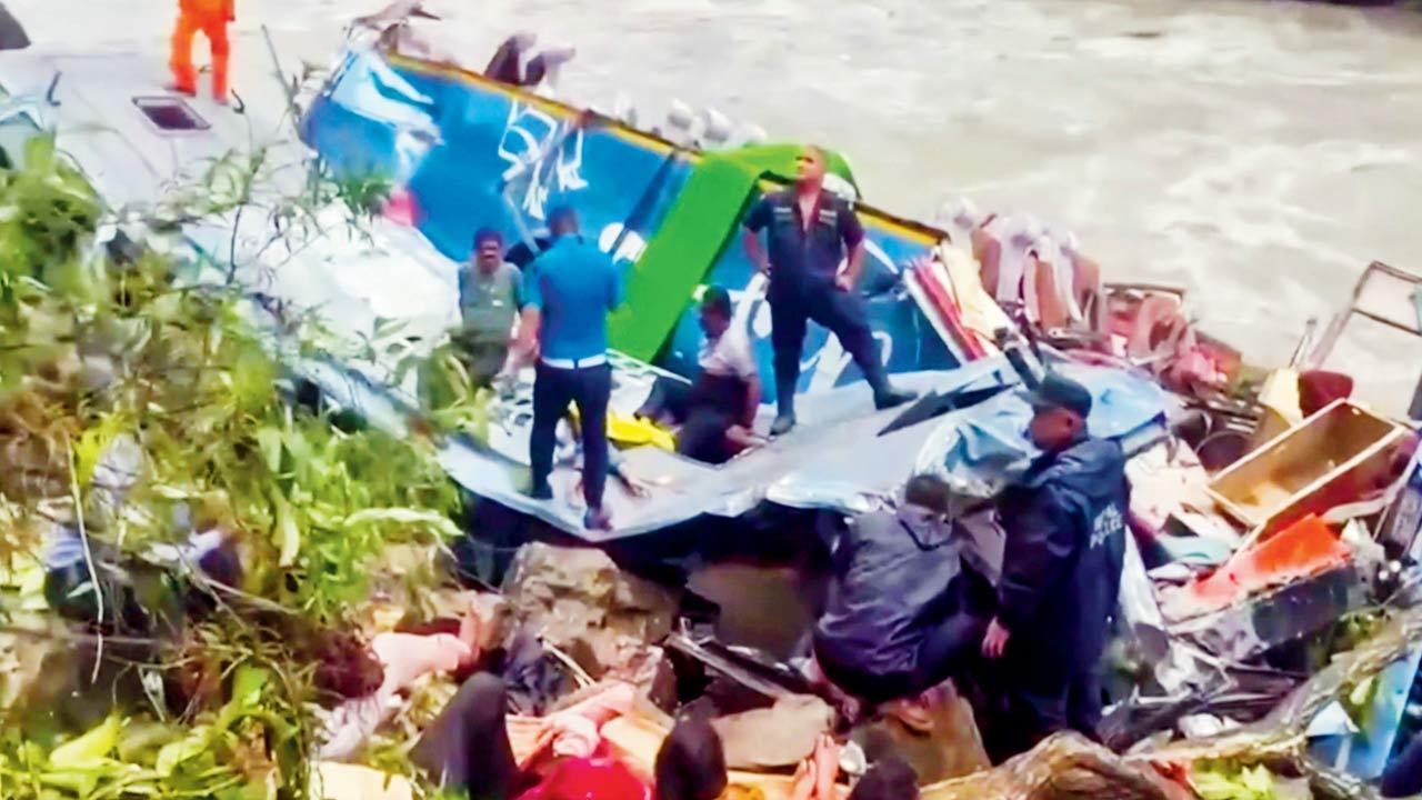 Indian bus plunges into Nepal river, 14 dead