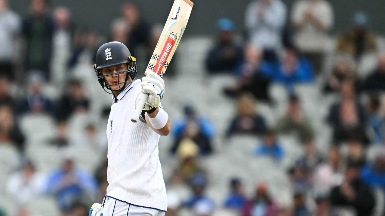 England take lead over Sri Lanka thanks to unbeaten 72 by Jamie Smith