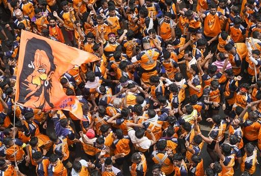  Govindas prepare to form a human pyramid to break the Handi in Mumbai on Tuesday. Several events were held across the city and its nearby suburbs to celebrate the Janmashtami festivities