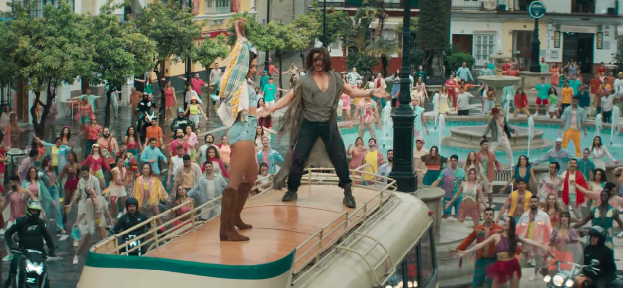 Shah Rukh Khan's iconic pose
It has never happened that Shah Rukh Khan has opened his arms in his iconic pose and the audience hasn't gone crazy