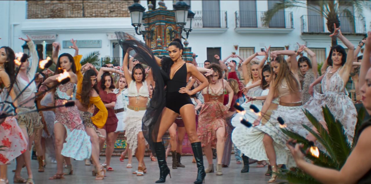 Sizzling Deepika Padukone
You can't deny that you noticed how glamorous Deepika looked throughout the entire song. We bet you had to listen to the song again because the first time, you were just staring at Deepika