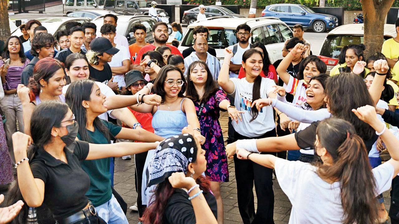 K-pop fans dance on the Marine Drive promenade at a previous community meet-up. PIC COURTESY/INSTAGRAM
