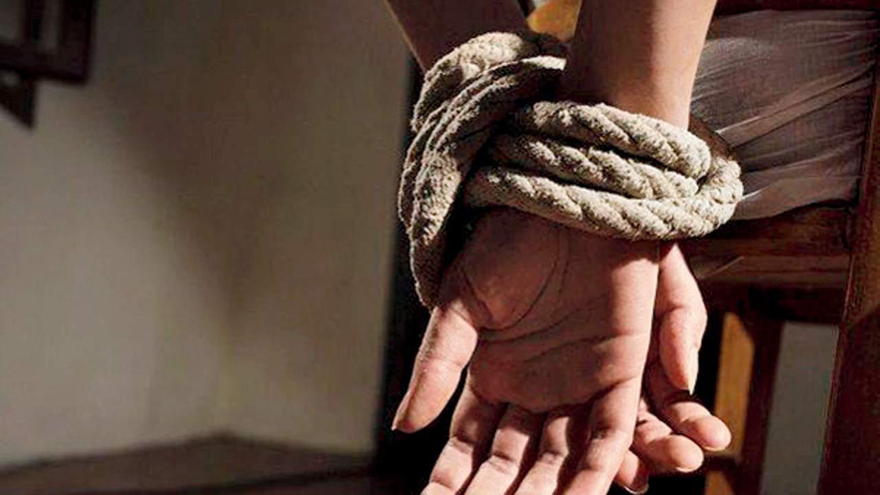 Mumbai: Masked men tie up woman, flee with gold worth Rs 3.5 lakh