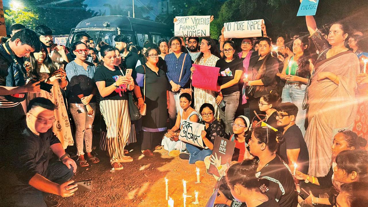 People protest peacefully at Lokhandwala in Andheri on a Wednesday night