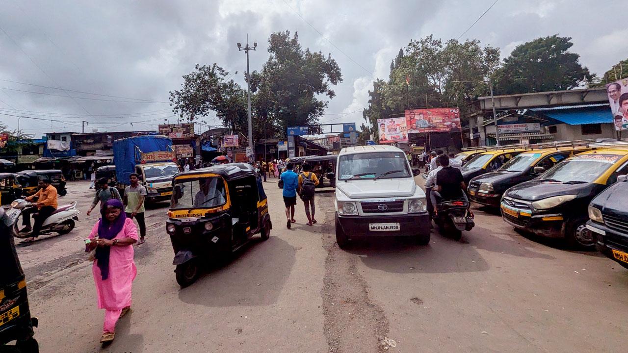 Kurla station entrance