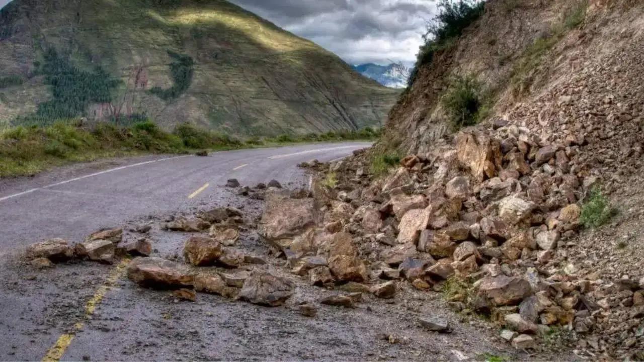 Traffic diverted after landslide on Ratnagiri-Kolhapur road; no injuries