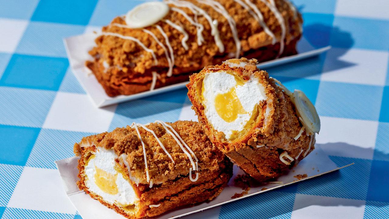 Lemon cheesecake eclair