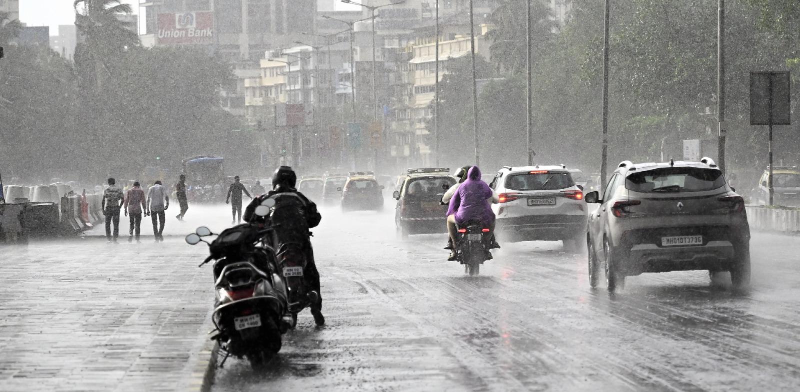 As many offices were closed owing to Janmashtami, revellers ventured out to Marine Drive and other spots in the city 