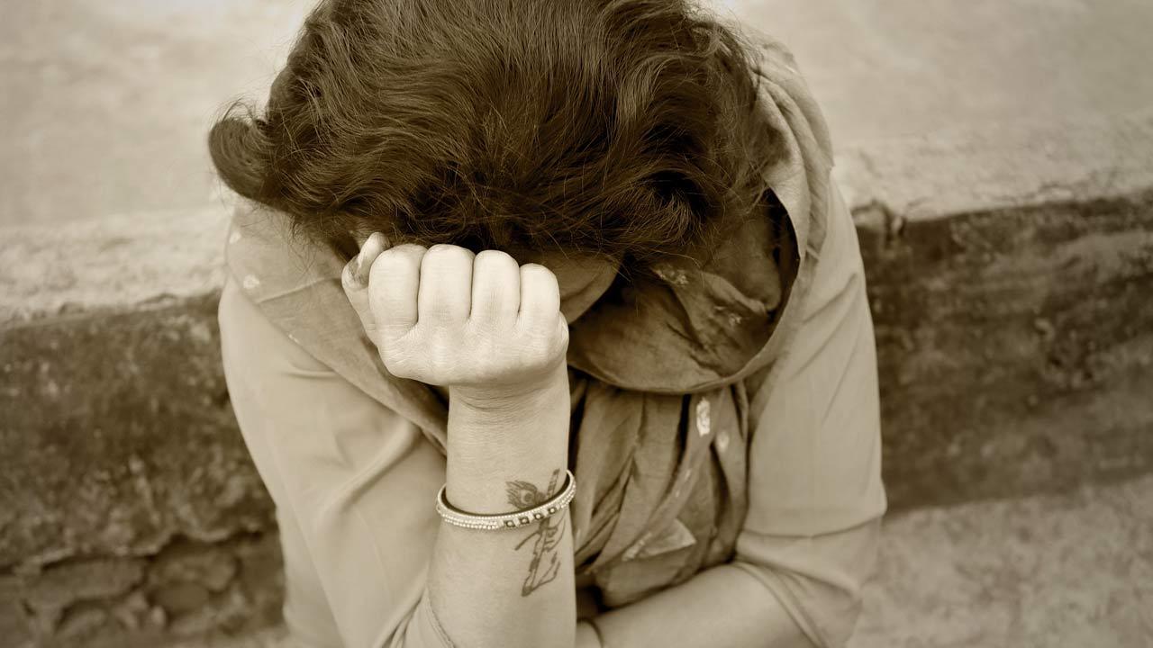Mumbai Man assaults estranged wife