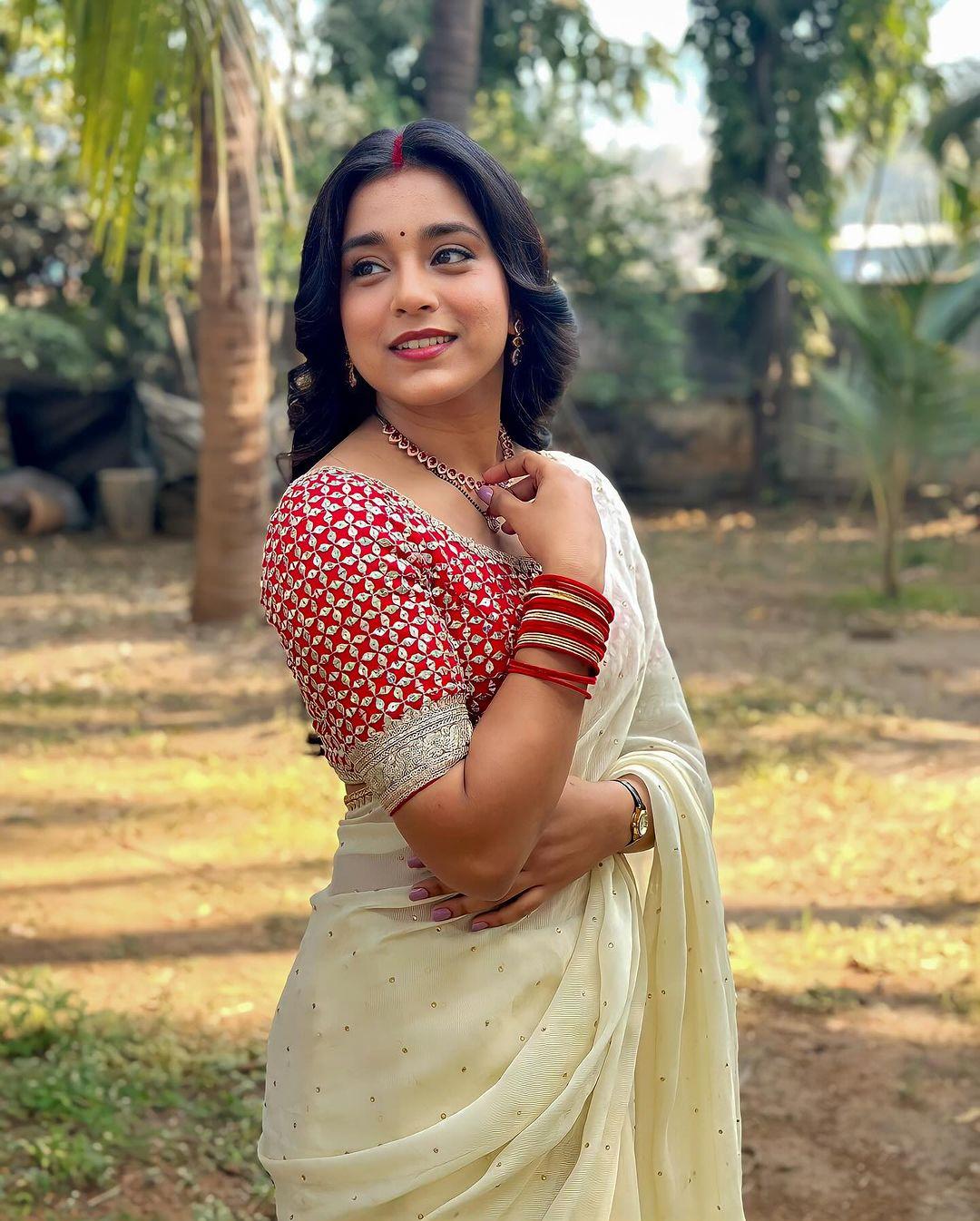 Take inspiration from Sumbul Touqeer's off-white saree, which she has paired with a bright, heavily decorated red blouse