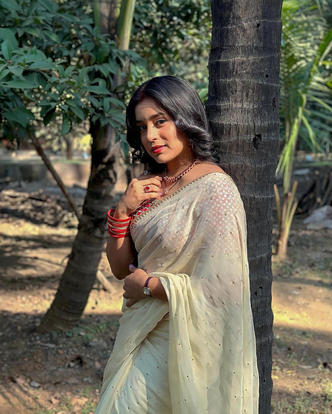 If you're looking for a plain yet beautiful saree to wear during this Nag Panchami puja, we've got you covered