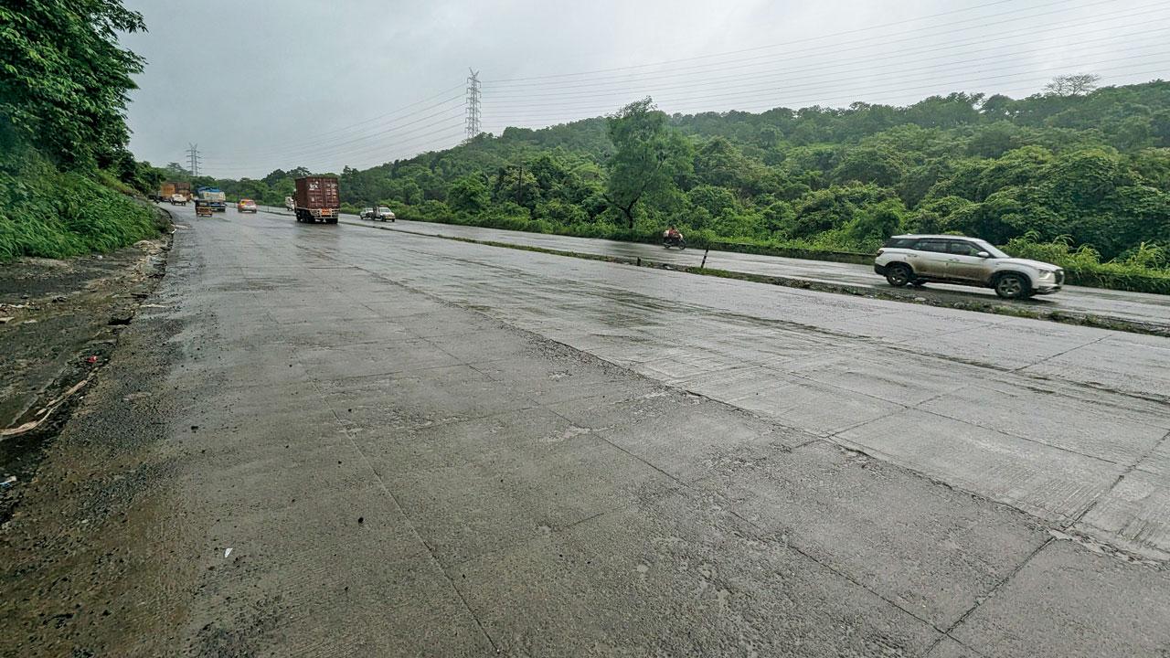 Uneven road stretch between Varsova Bridge and Acchad. PICS/RANJEET JADHAV