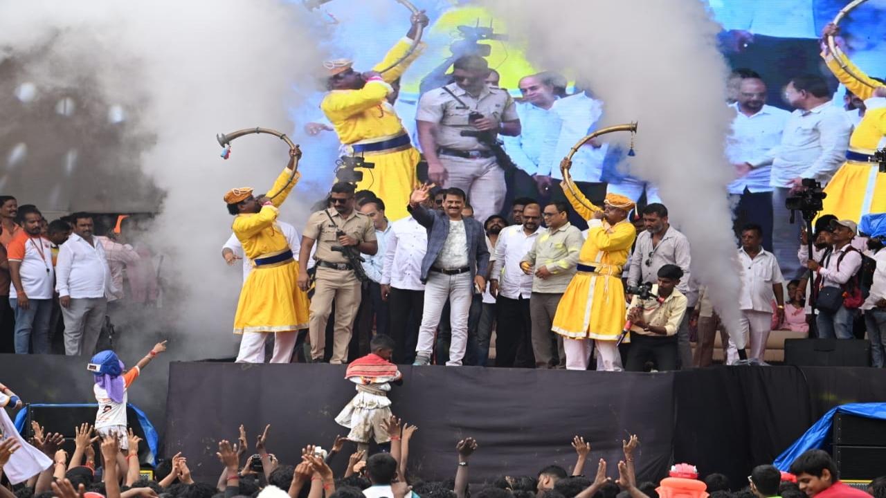 MLA Prakash Surve organised a Dahi Handi event at Borivali 