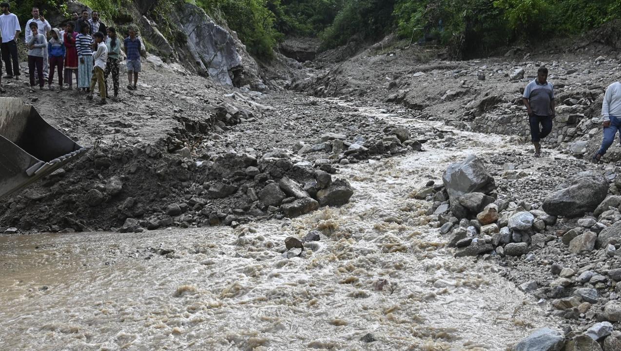 Jammu and Kashmir cloudburst: Buildings suffer damage due to flash floods; Srinagar-Leh highway closed