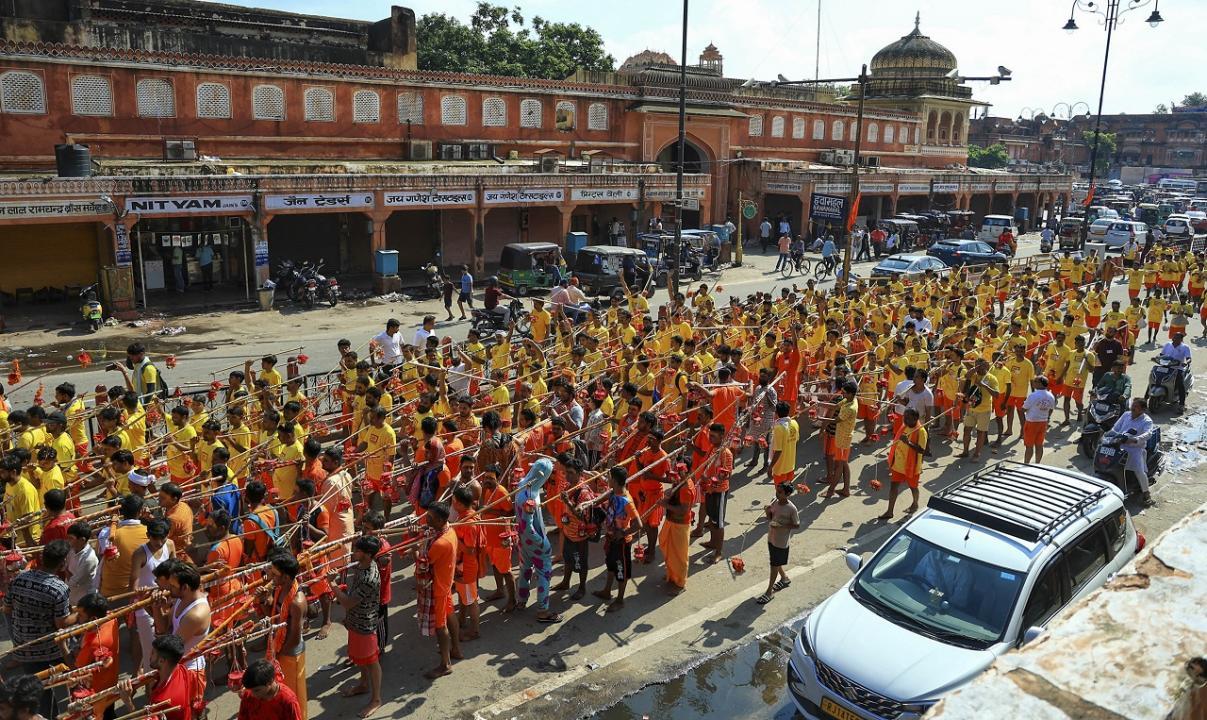 One killed, three injured as speeding SUV hits Kanwar Yatra pilgrims in Uttar Pradesh