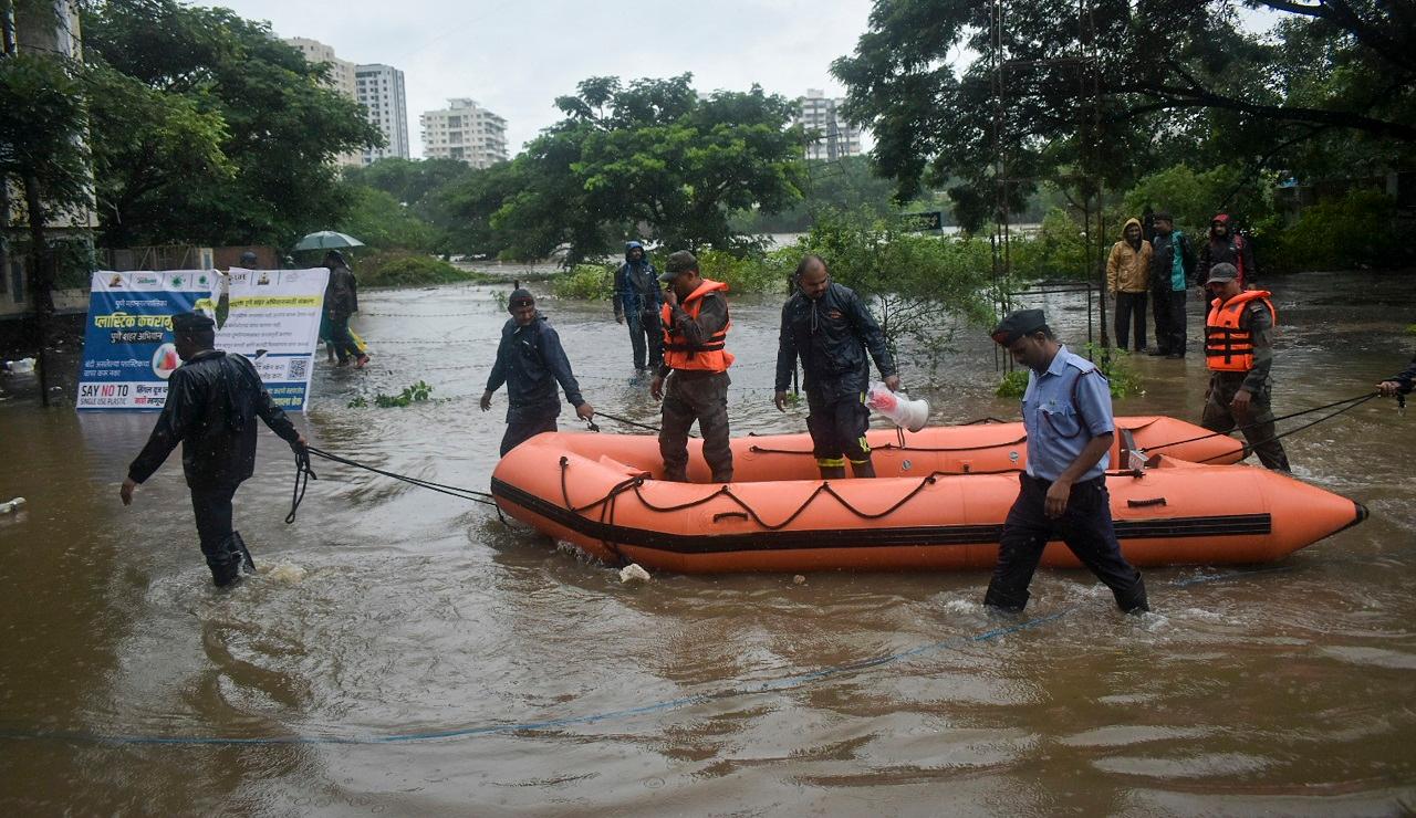 The CM directed the administration to make arrangements for the safety of people living in low-lying areas in Pune including Ekta Nagar, Dattwadi, Patil Estate, Yerwada, Shivaji Nagar, court area, Kamgar Putla area, Harris Bridge, and Dapodi