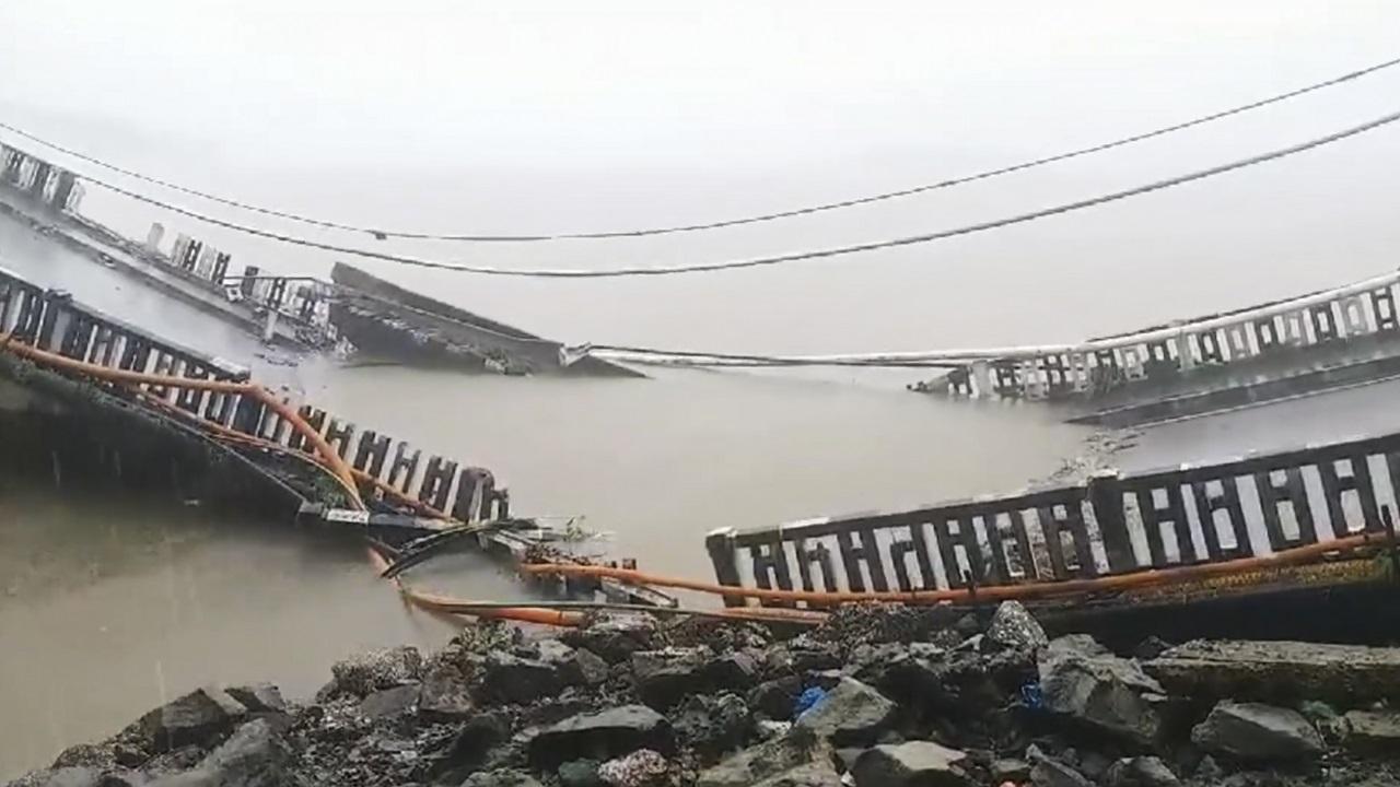 Bridge over Kali river collapses in Karnataka, traffic disrupted