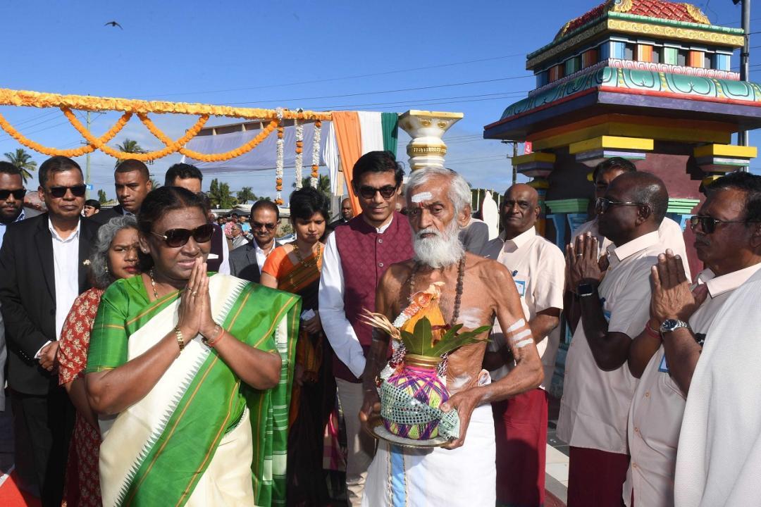 In Photos: President Murmu offers prayers at Sri Siva Subramaniya Temple