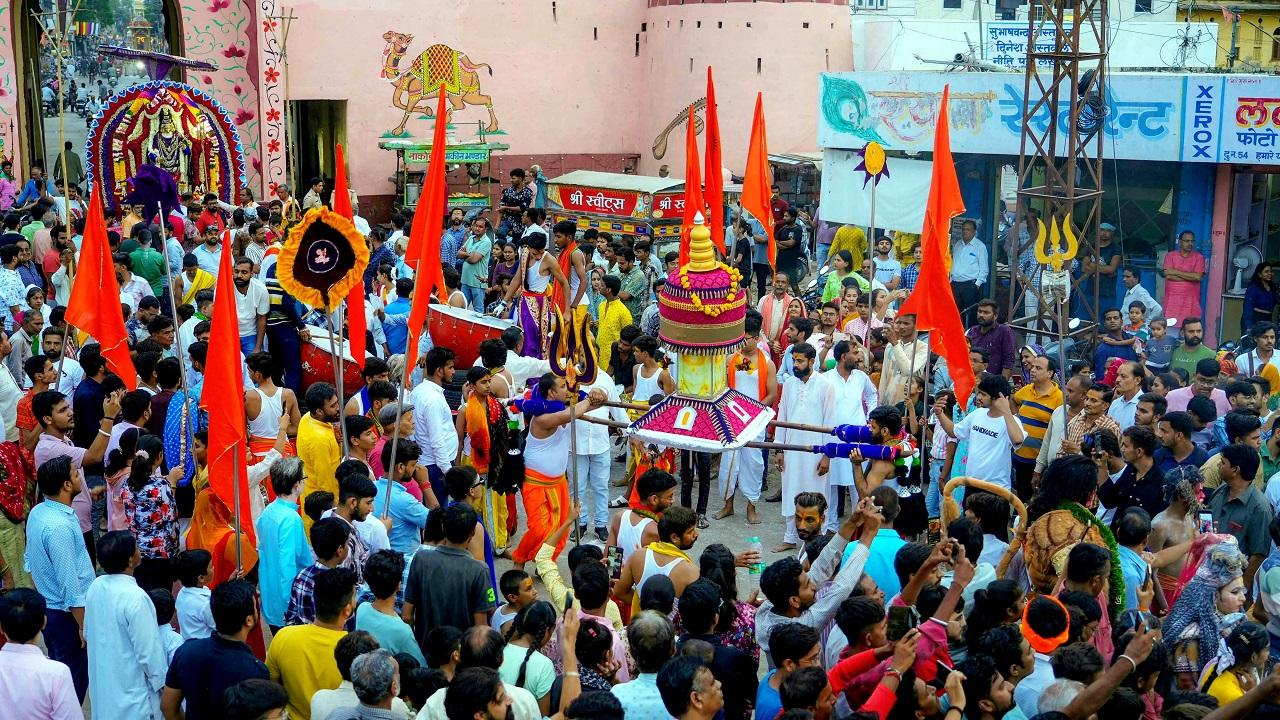 The same visuals were also seen in Kanpur and many other cities of Uttar Pradesh as devotees celebrated the fourth Monday of Shravan