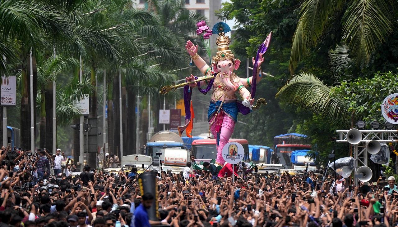 It begins on the fourth day (Chaturthi) of the month of Bhadrapada (August-September), the sixth month of the Hindu calendar