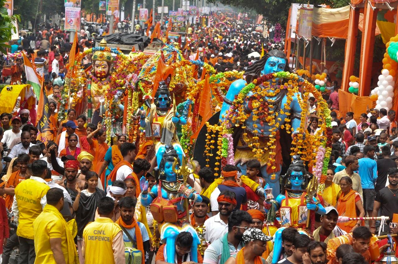 In Ayodhya, devotees flocked to Nageshwar Nath Temple. Devotees from different places visited the land of Rama to offer their prayers for their well-being