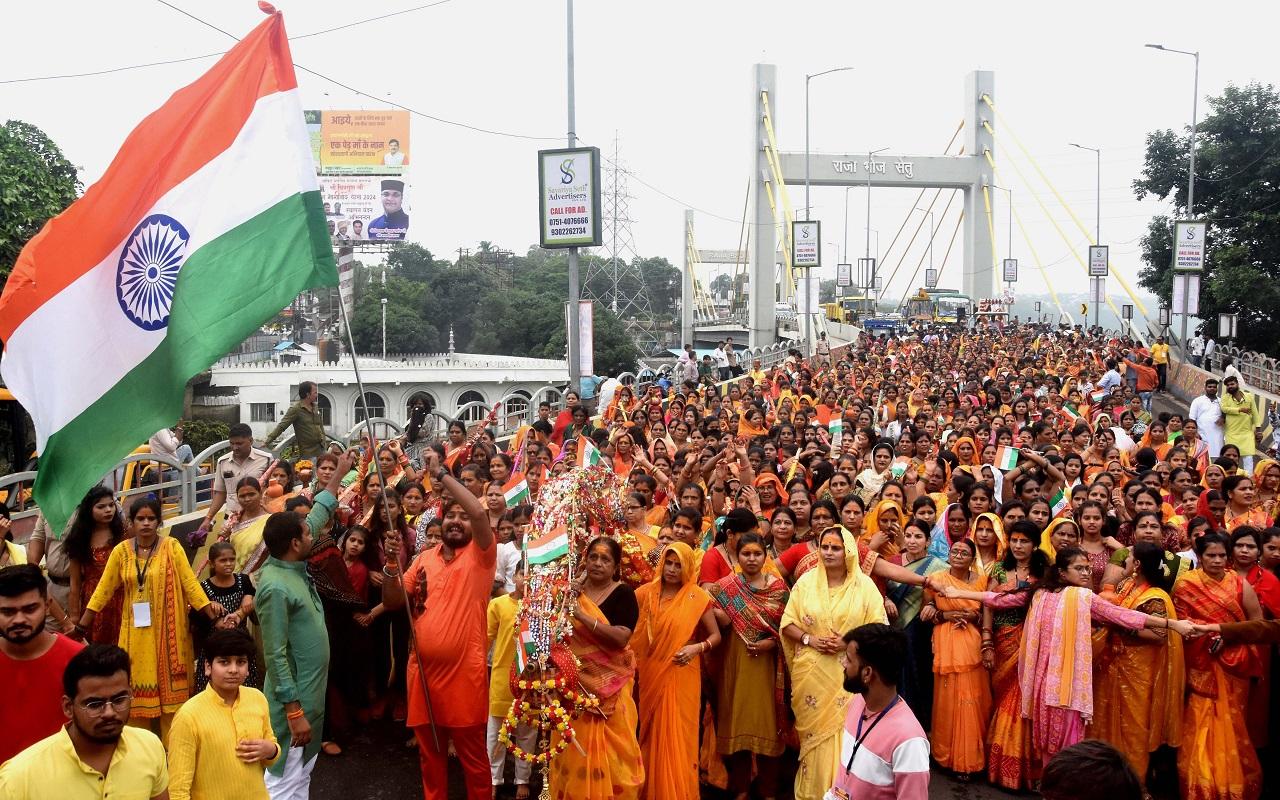 In Varanasi, devotees flocked to Kashi Vishwanath temple after bathing in Ganga